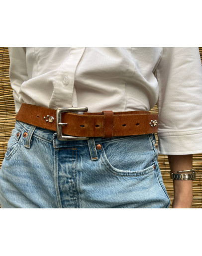 Vintage leather belt with metallic and shiny details 